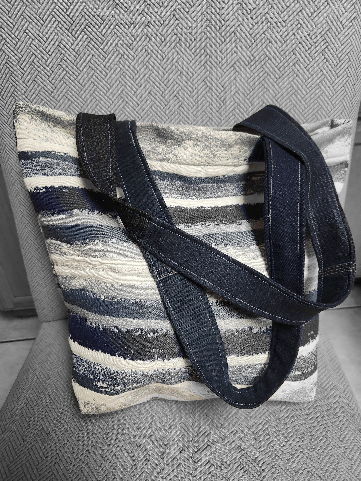 Tote large stripped
