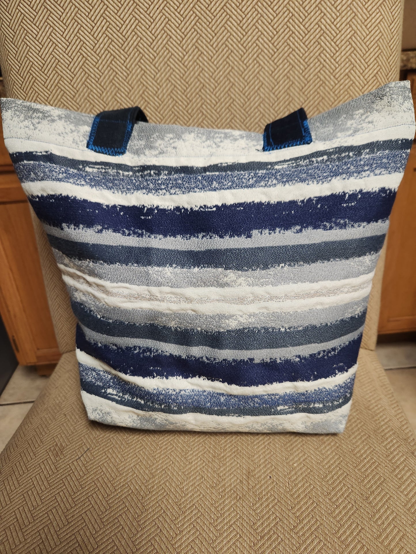 Tote large stripped